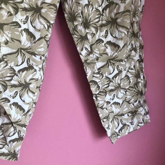 🔹2/$30🔹 Size 10 Floral Brown Capris - Picture 2 of 10